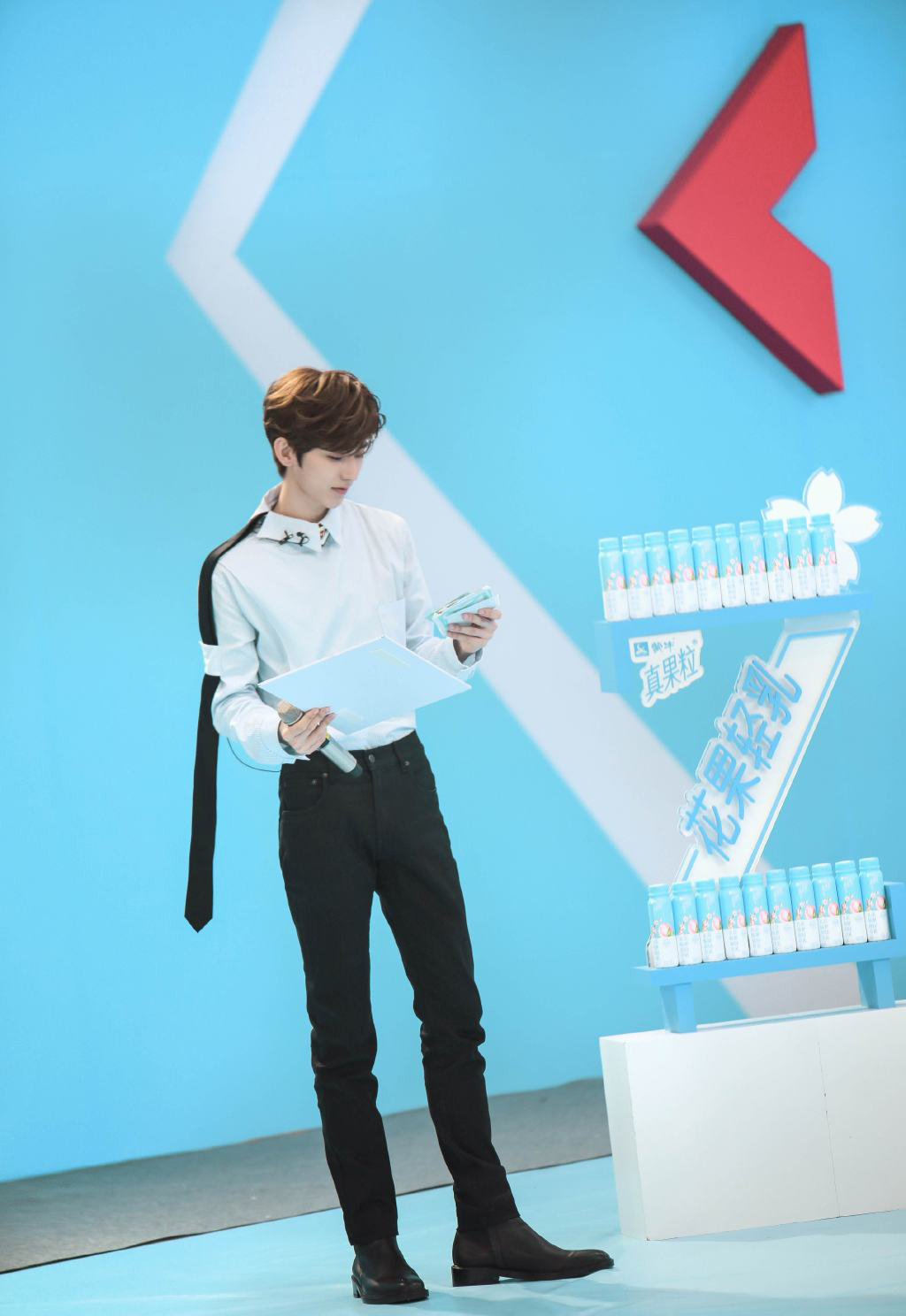 蔡徐坤好个性,黑色领带"绑"在衣袖上,配黑色牛仔裤长腿吸睛