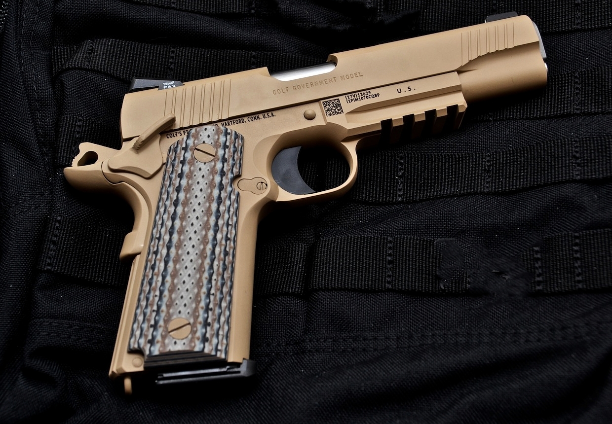 m45a1手枪采用"海狸尾"式握把保险,两侧手动保险柄,套筒前端也有倾斜