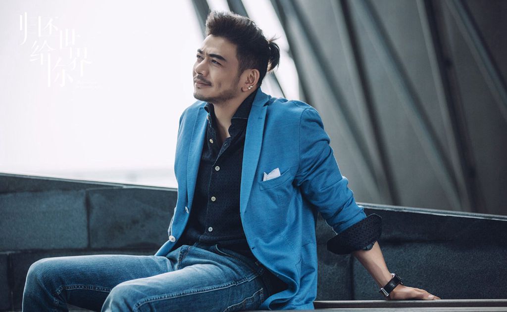 "小包总"杨烁按摩店门口被偷拍,雪茄在手霸气外露,合适吗?