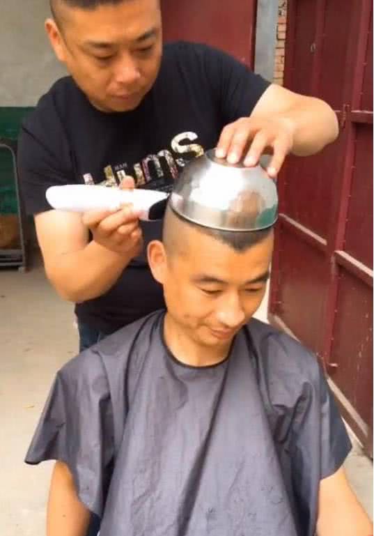小伙嫌理发店贵,就让邻居用碗给他剪,剪完后大家都来理发了