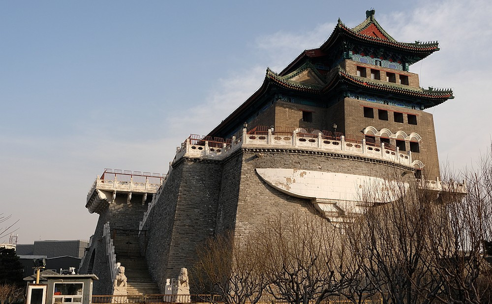 正阳门箭楼为重檐歇山顶,上下共四层,设有四层箭孔.