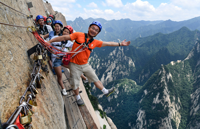 華山長空棧道:勇敢者峭壁上的旅遊