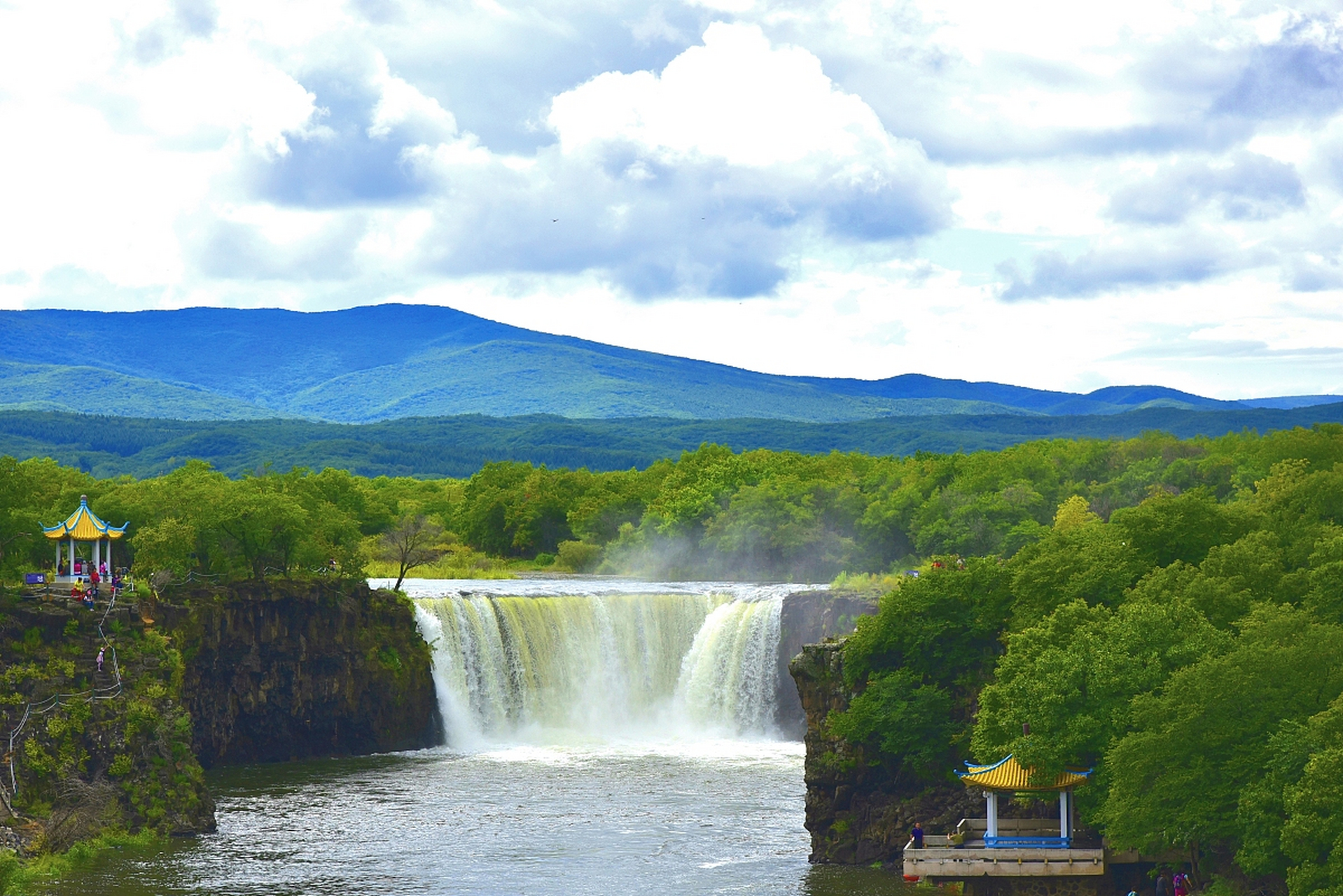 美丽的牡丹江镜泊湖是著名旅游,避暑和疗养胜地,全国文明风景旅游区