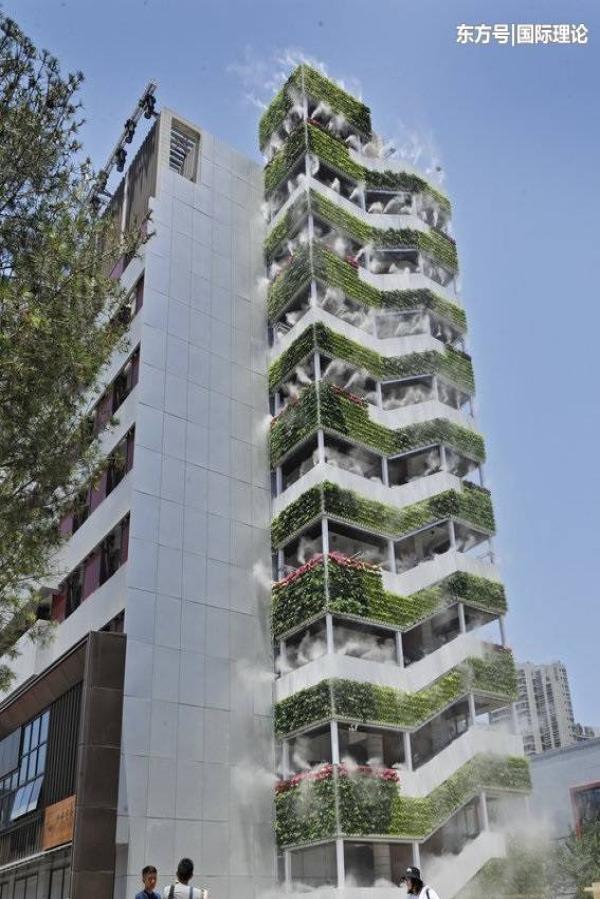 房子冒烟成网红 西安一10层高楼长满绿植"仙气飘飘"
