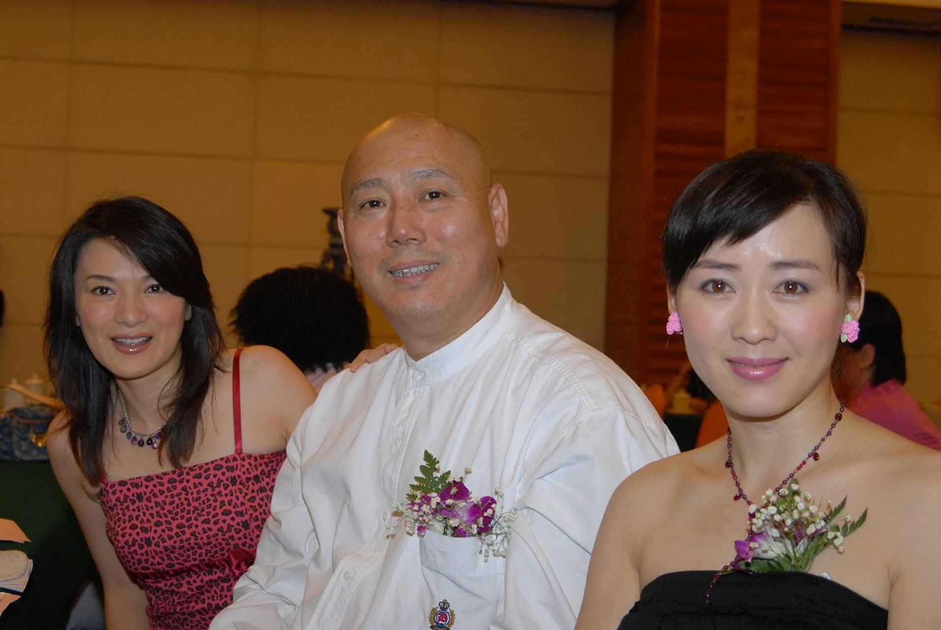 当年,身价过亿的李诚儒为追求京剧名旦史依弘,把6岁的儿子和发妻扫地