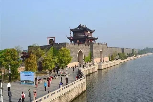 在苏州的人们可以走一走15.5公里的环古城河健身步道