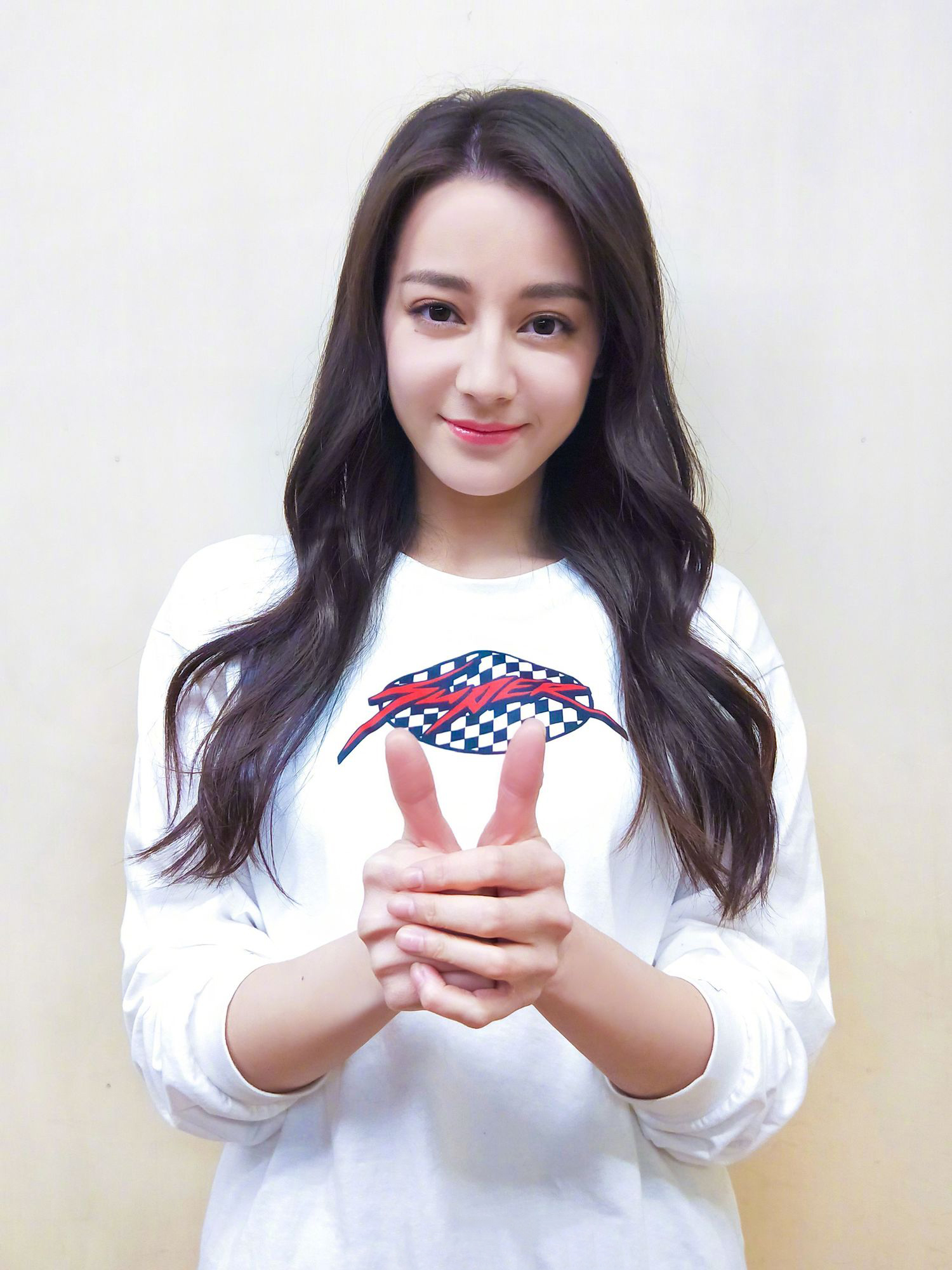 1,迪丽热巴精致的妆容,还竖起两个大拇指,真的好美.