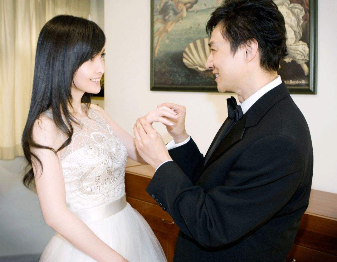 周慧敏与倪震罕见秀恩爱,51岁周慧敏活成传奇,倪震老得太明显