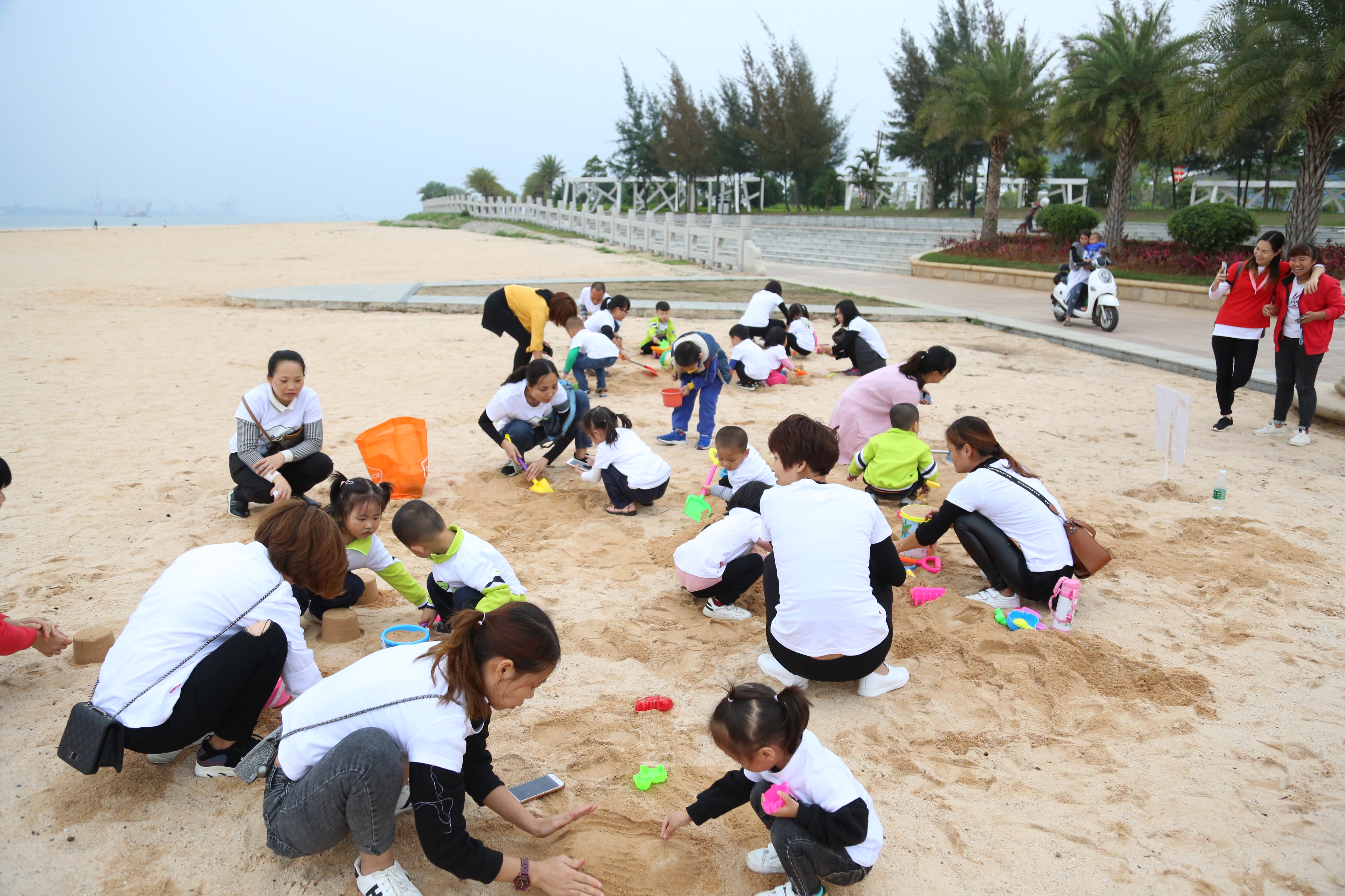 坡头区第一幼儿园"走进春天 拥抱自然"沙滩亲子活动