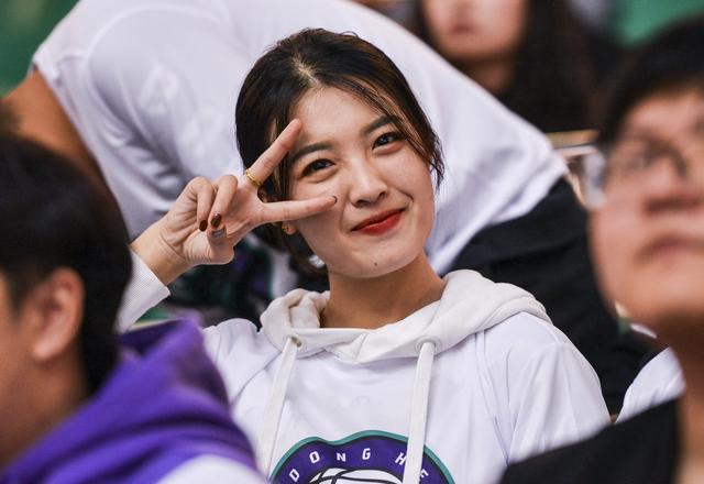 今日图集:cba场边的美女球迷们