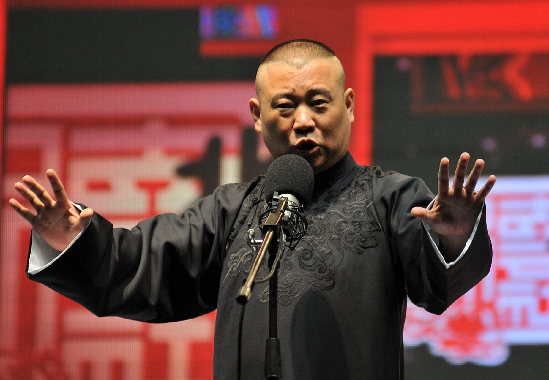 郭德纲以他的传统相声和现代化的段子给观众带来了无尽的笑声.