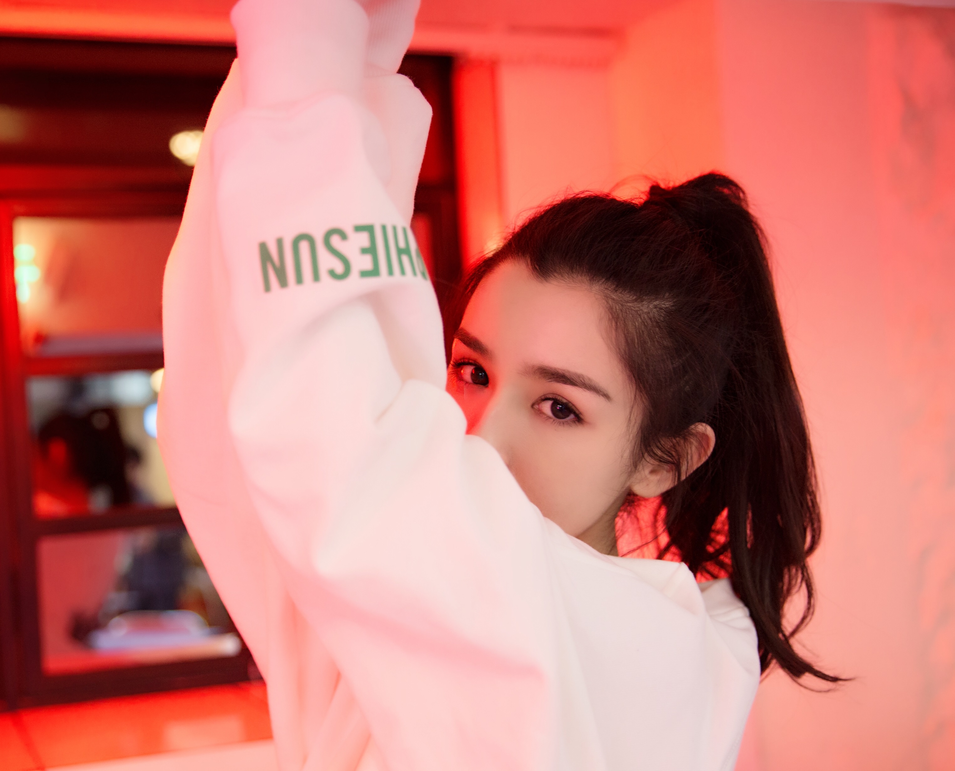 哈妮克孜终于剪齐刘海了,齐刘海直发尽显高级感,早该选这款发型