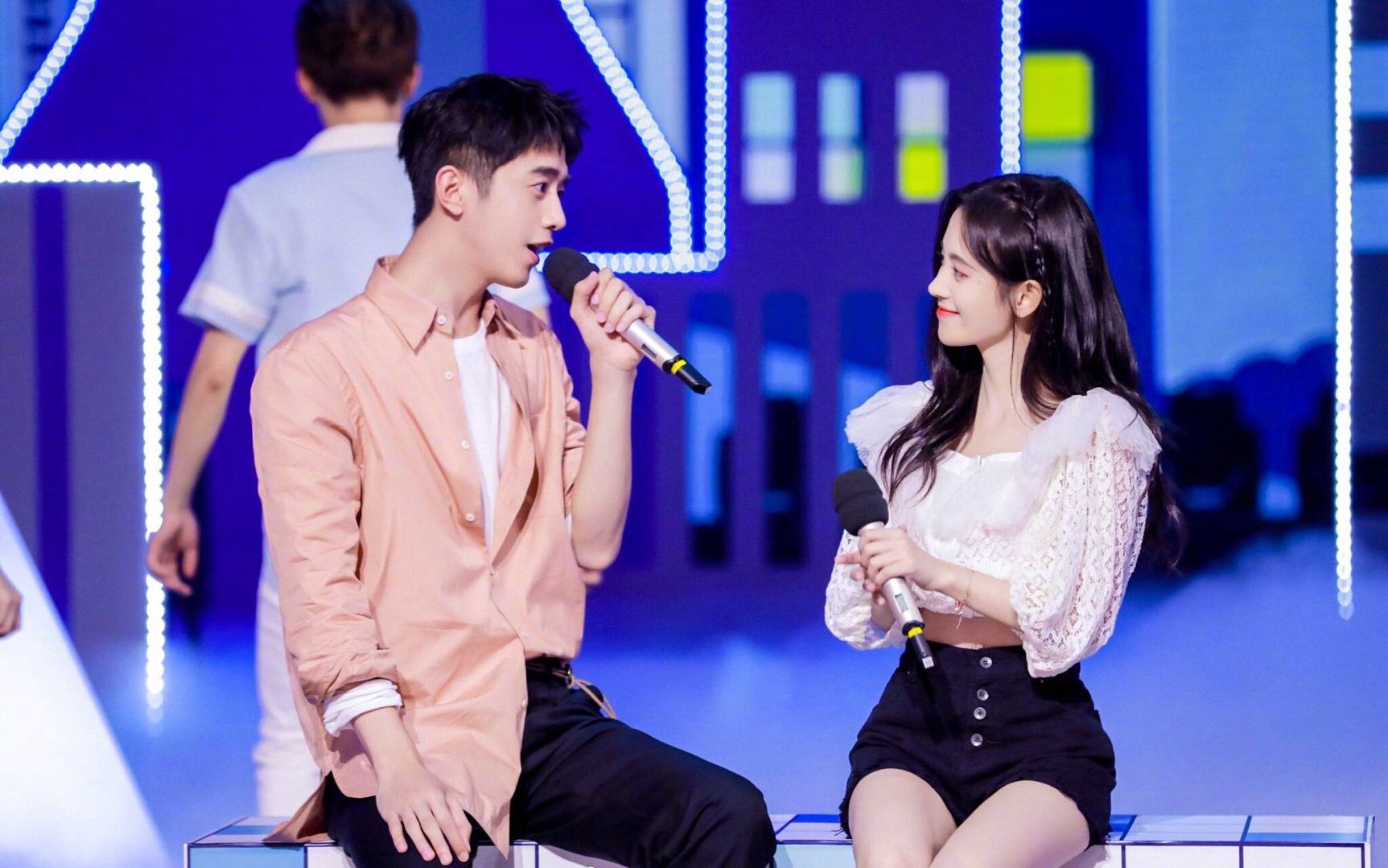 鞠婧t搭档梁靖康,现身《快本》对唱情歌,网友喊话张哲瀚快来管