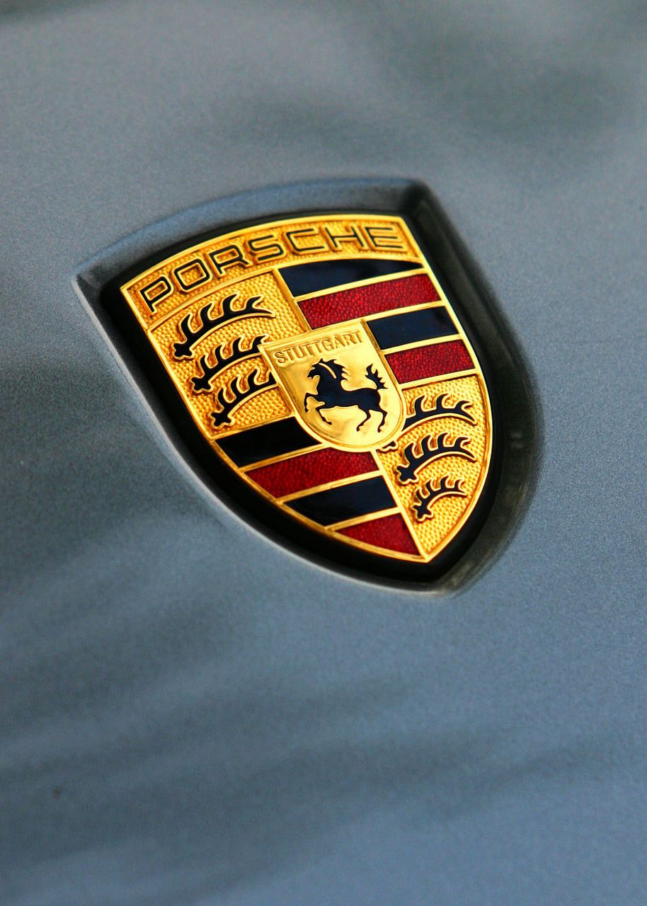 帕拉梅拉是保时捷的经典车型,车标采用盾形设计,中间是一匹跃起的黑马