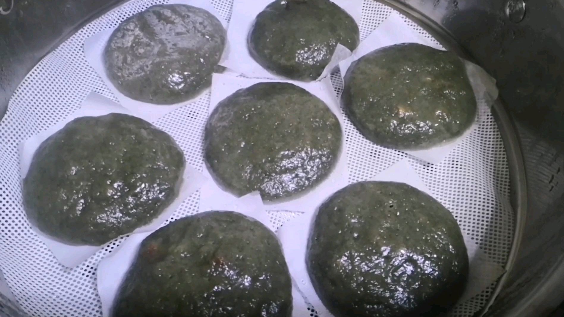 用糯米粉和粘米粉做的清明饼软糯不粘牙,用酸菜做的馅料更好吃