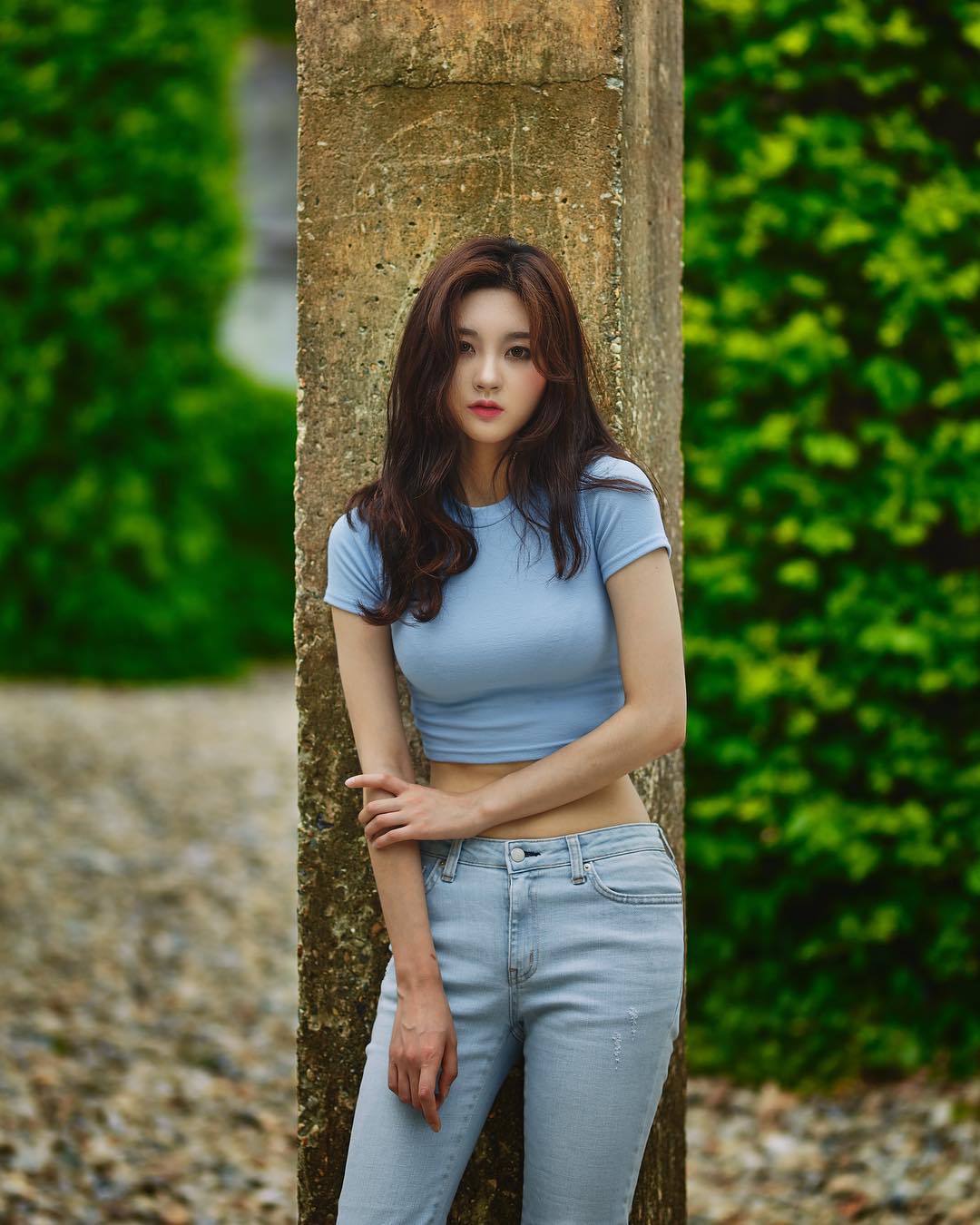 牛仔裤一穿,让你拍照的优雅了很多