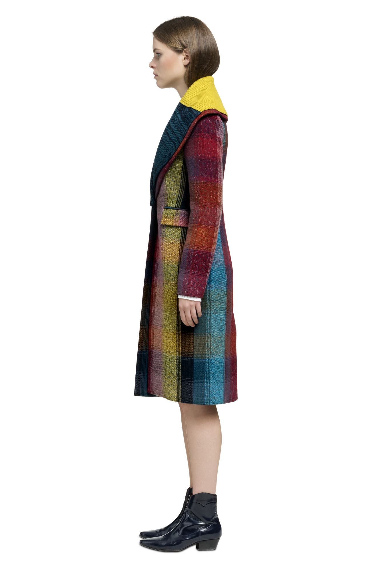 通过上图的模特侧面照可以看出,整件女装外套,腰部采用了收腰设计