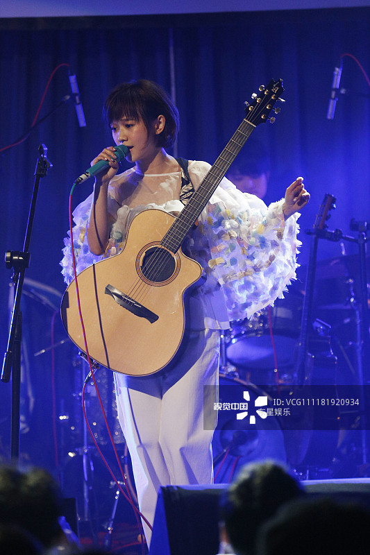 2018年12月15日,台北,严正岚举行《告白》音乐会.她一会身穿白色阔腿