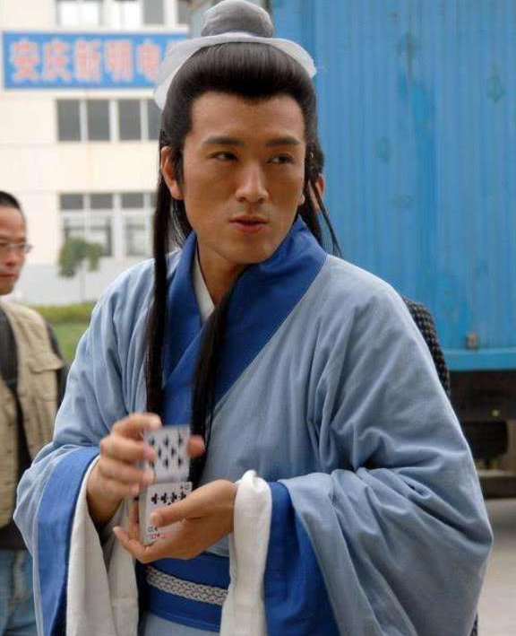一张"猪腰子"脸还自认颜值高,吐槽长相一般还演绝世美男的男星