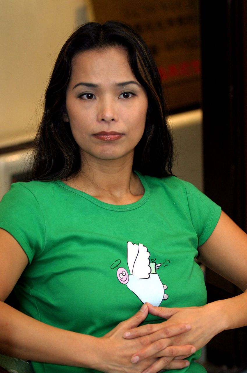 身穿一袭白色衣服,韦唯看起来仿佛年轻了不少,散发着青春和活力.