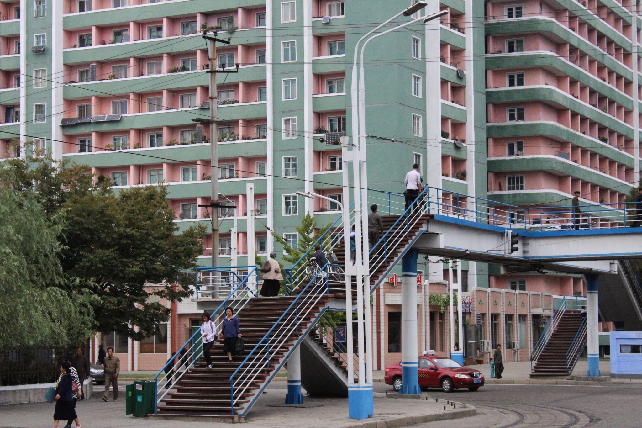 图为朝鲜平壤街头的天桥,朝鲜平壤百姓一般不会横穿马路,都会走天桥.