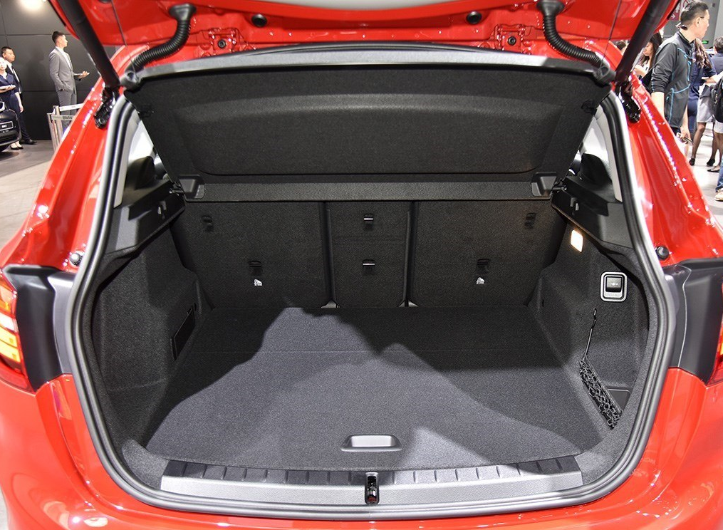 宝马2系旅行车2018款后备箱