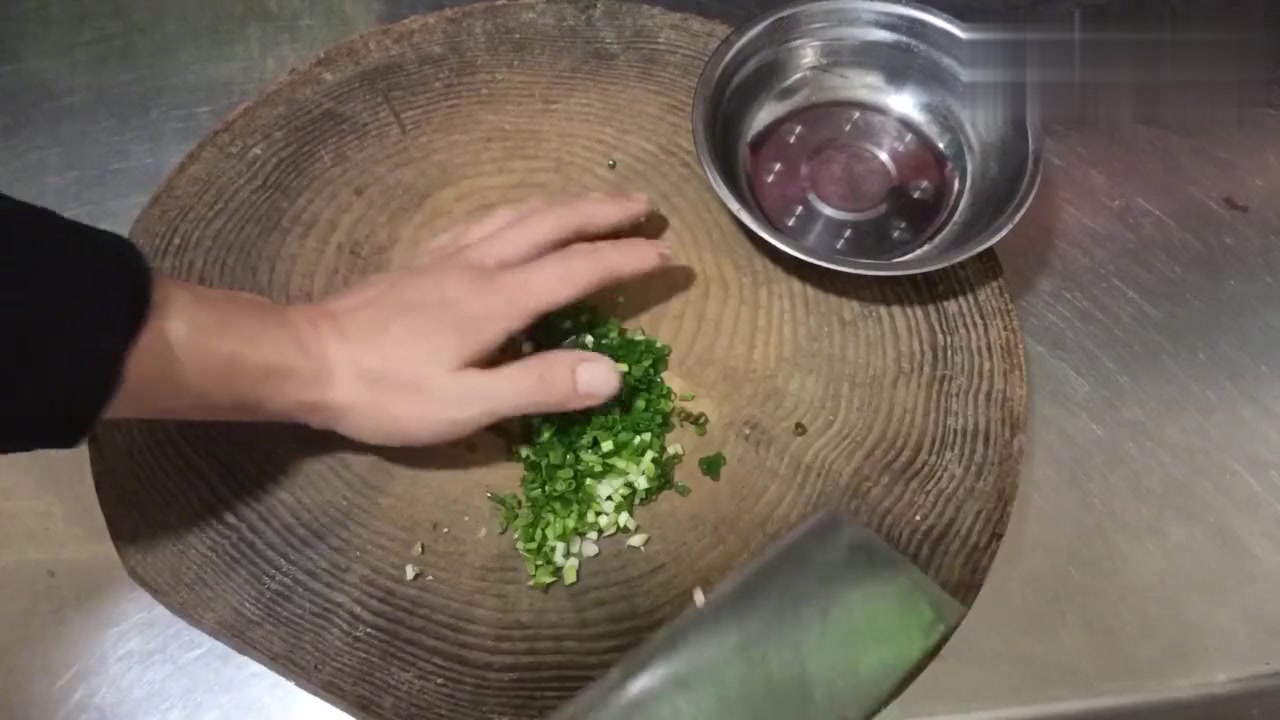 刚出海透骨新鲜的鳗鱼。舟山大厨教你做原汁原味鳗鱼。做法很简单