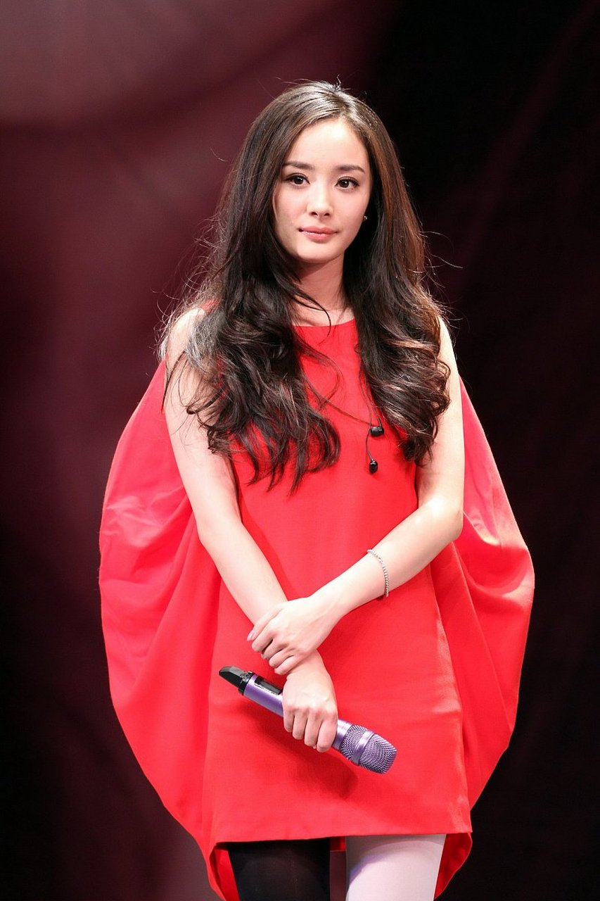 杨幂现在频繁参加大佬的饭局,就为了拿下正剧大女主资源   2.