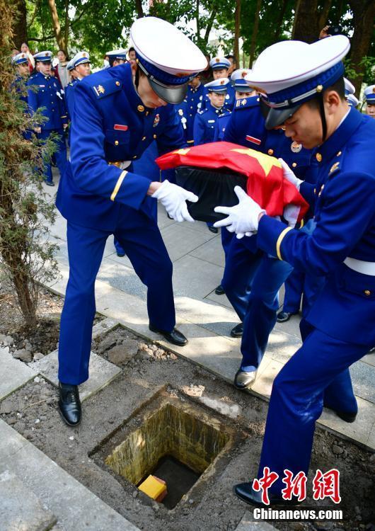 消防员刘乃夫烈士骨灰安放仪式在四川乐山举行