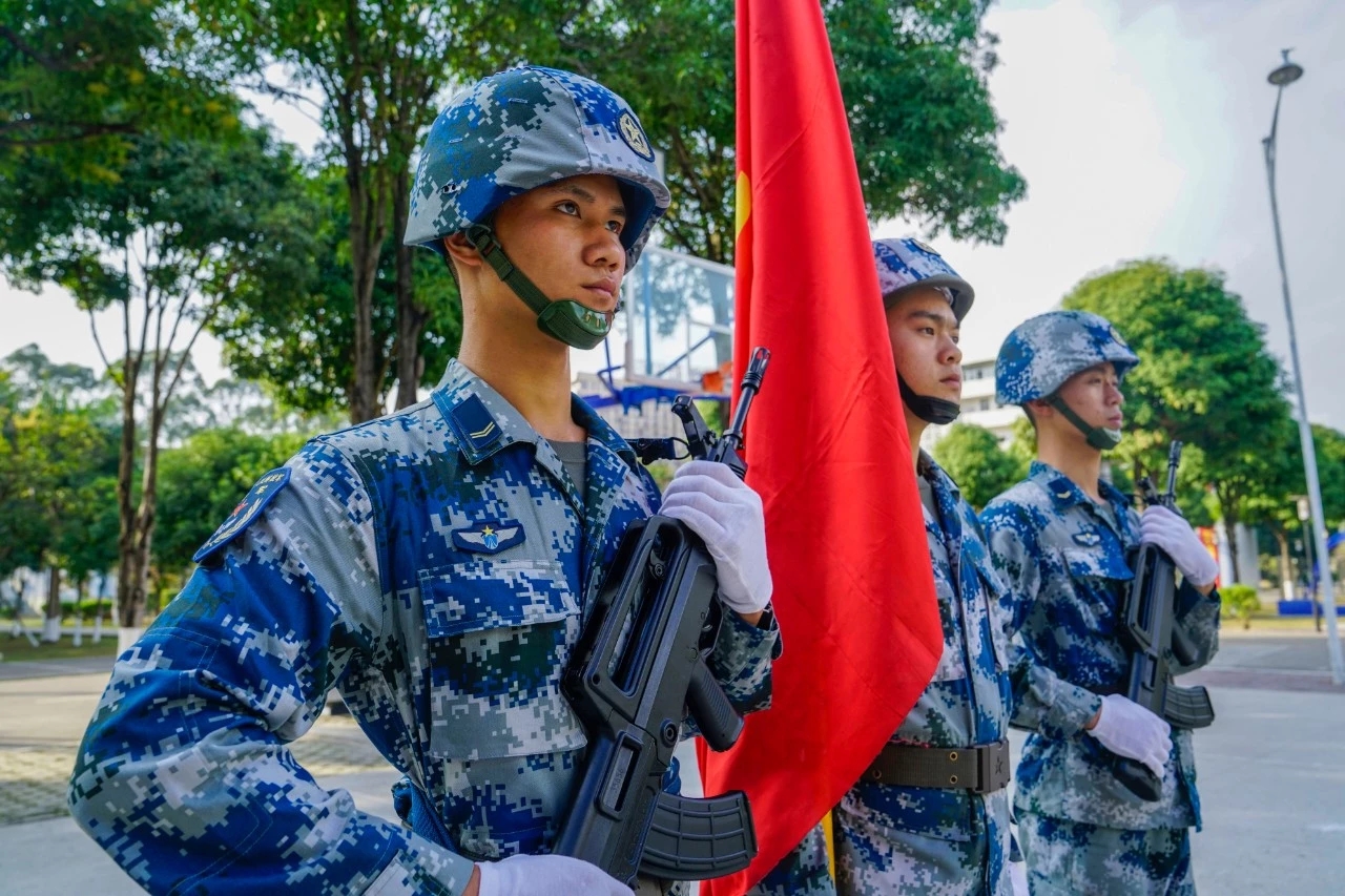 带你走进空军雷达警卫兵授枪现场