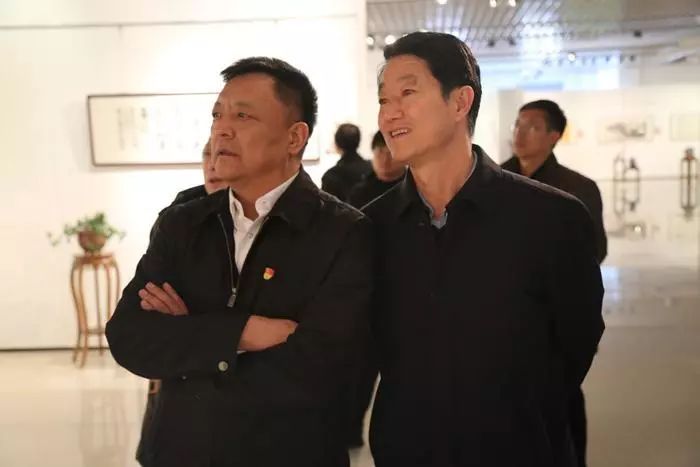 第二届迎新春书画收藏珍品展开展 李忠科丁巨胜王荣军等参观展览