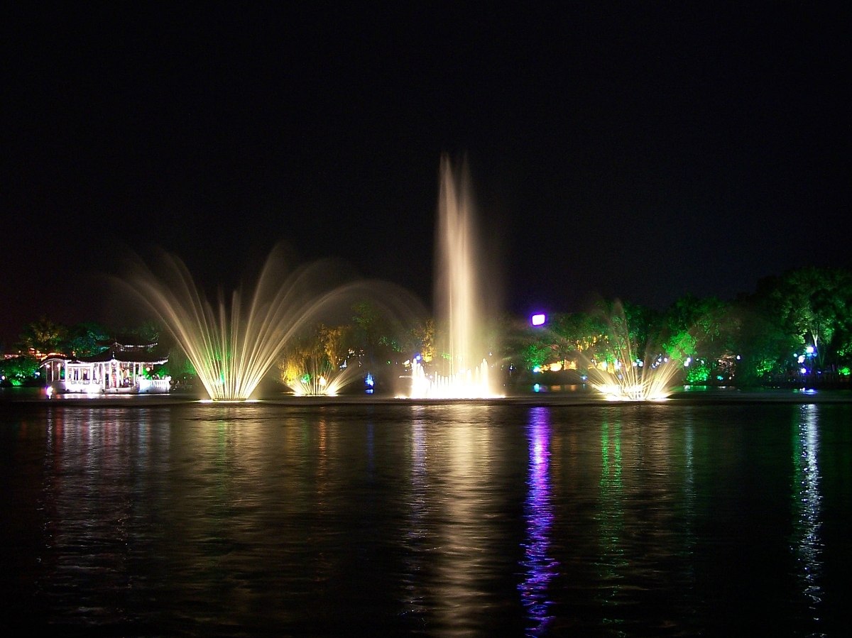 秋日旅游去池州的音乐喷泉秋天的夜景如何迷人?