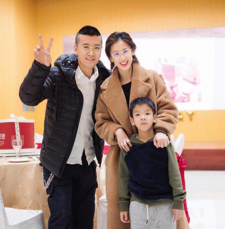 看了黄圣依20年后与同学聚会照,才知道和明星做同学有多尴尬