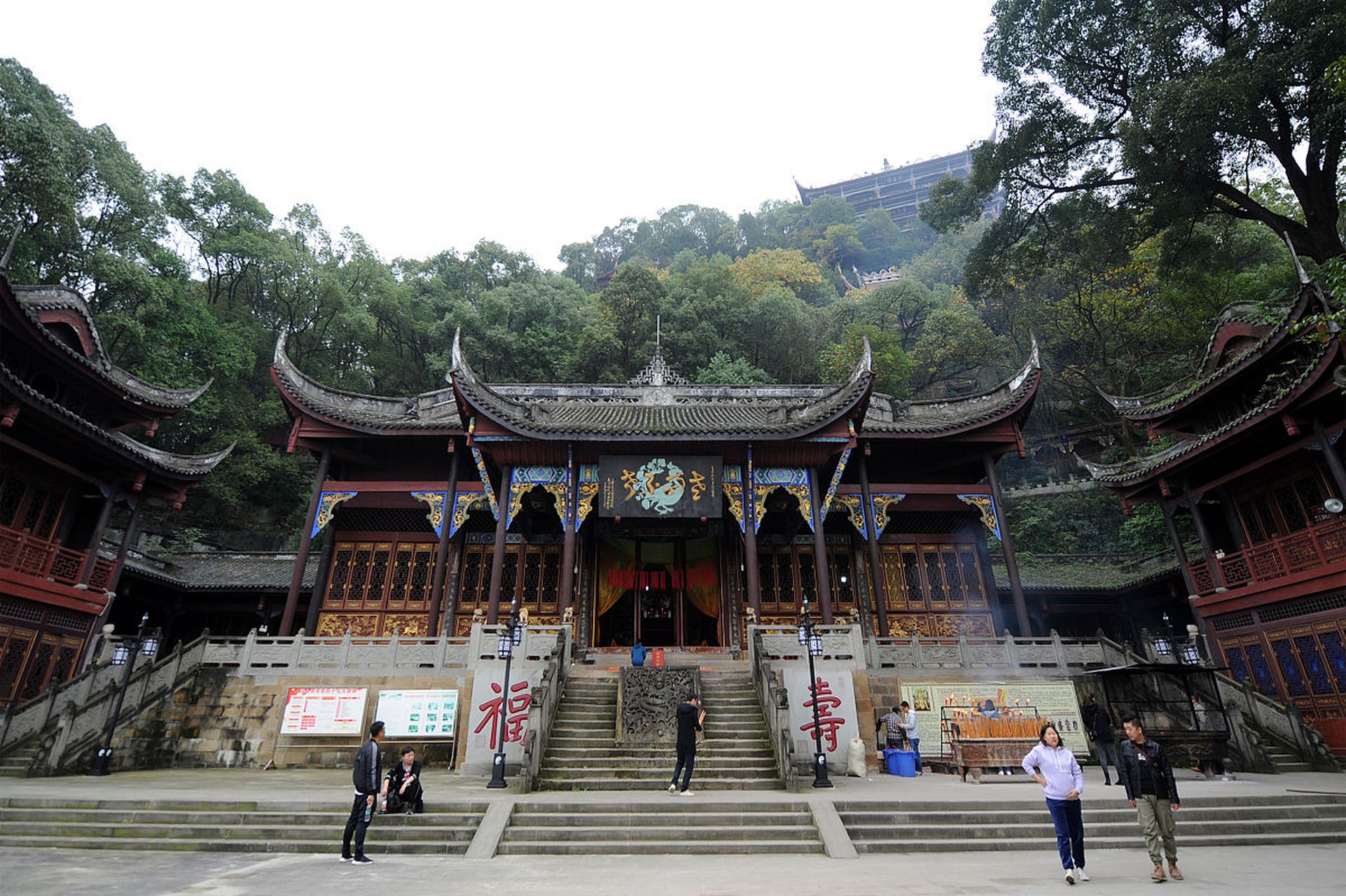 在重庆南岸区的老君山上,有一座老君洞道观,这里是重庆主城最大的道观