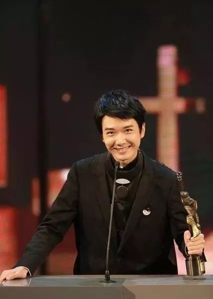 男星获奖却无名气,凭《老表,毕业喇!》爆红却惨遭无线封杀!