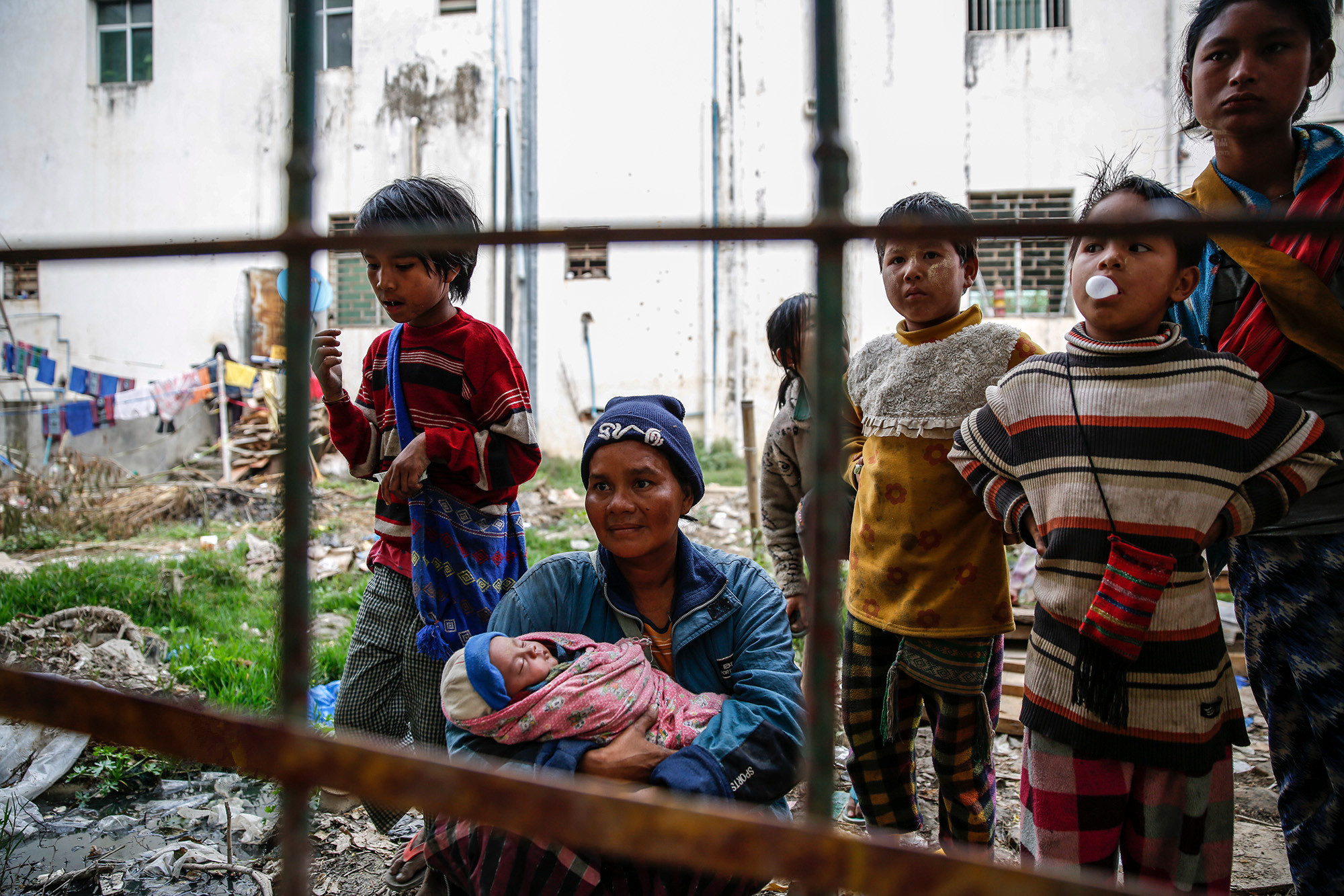 相比于缅甸境内的战乱,贫困,这些难民在中国能过得更安稳些.