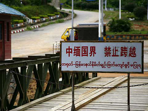 实拍国境线上两国生活,中国:你家鸡叛变了,缅甸:你家瓜也是!