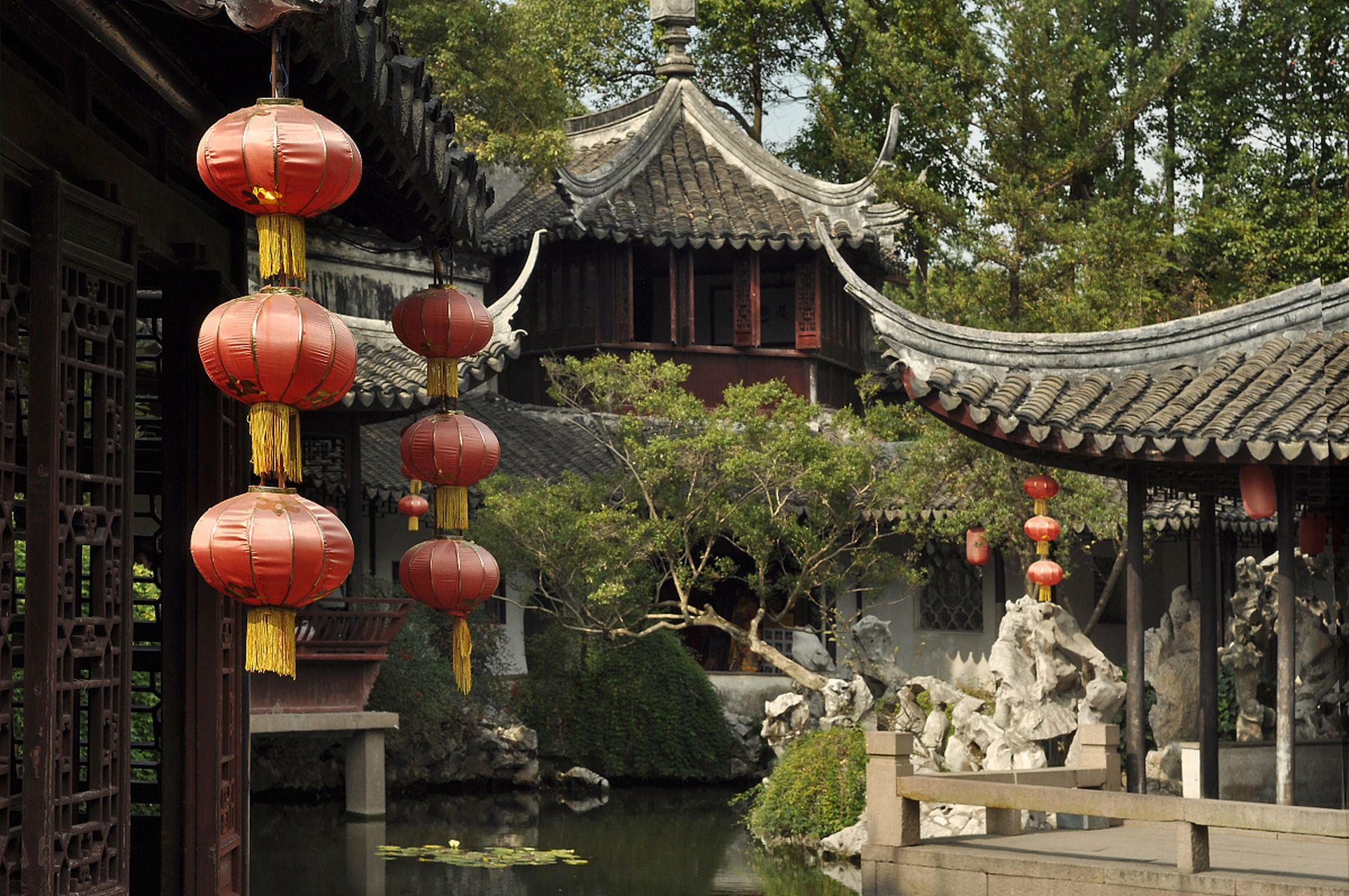 上海大观园是一座清代古典园林,它以其独特的魅力吸引着无数游客