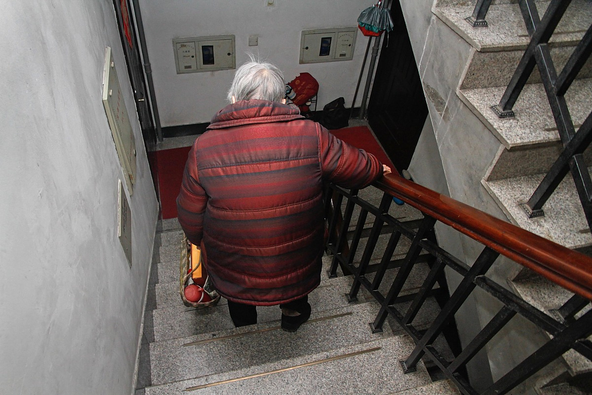 城市里有大把老人,哪怕80岁了,还是爬楼梯回家的,希望国家养老服务