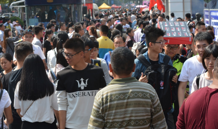 节假日"中国式旅游".图为山东济南芙蓉街拥挤的人群.