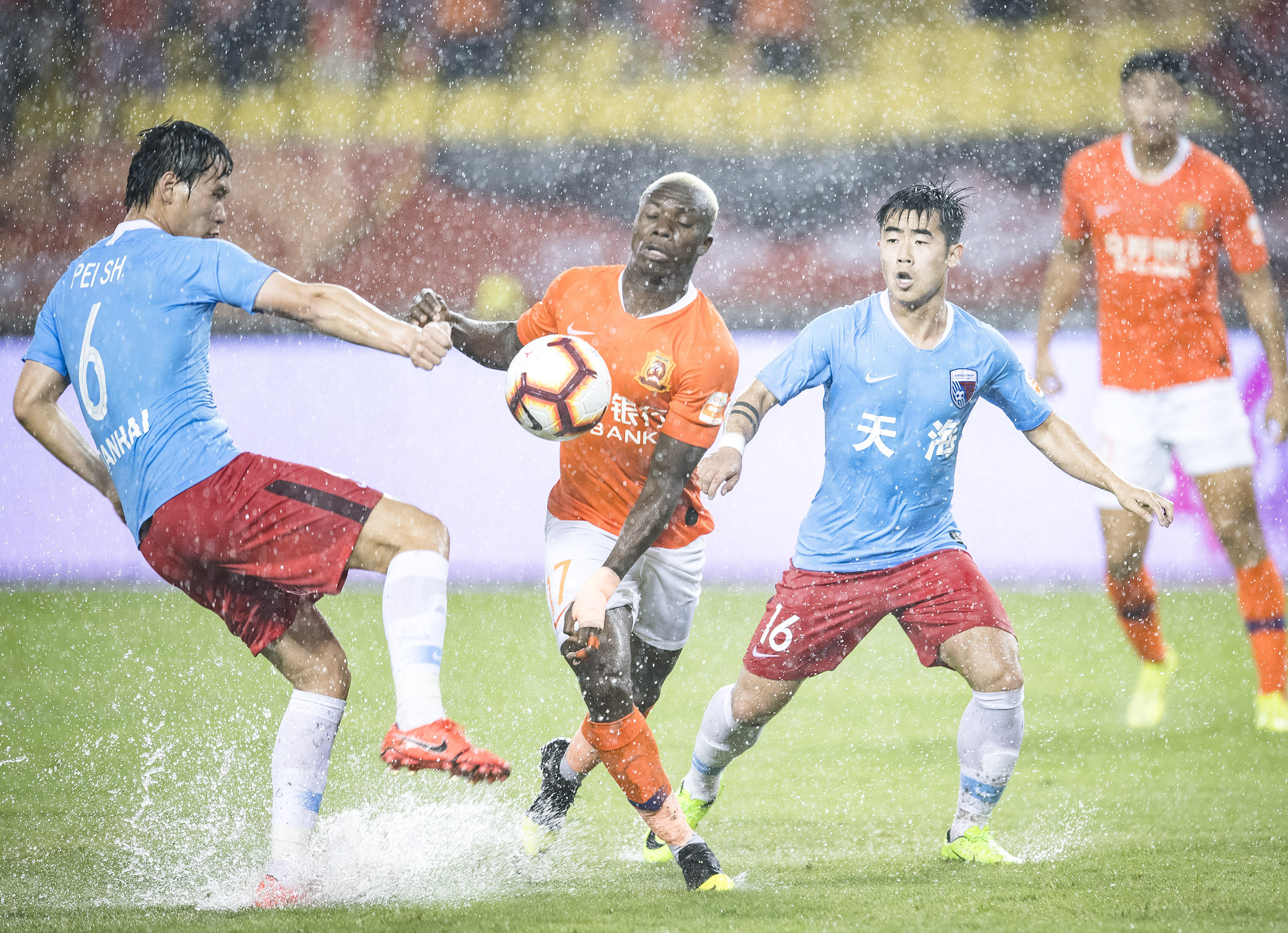 足球——中超:武汉卓尔对阵天津天海