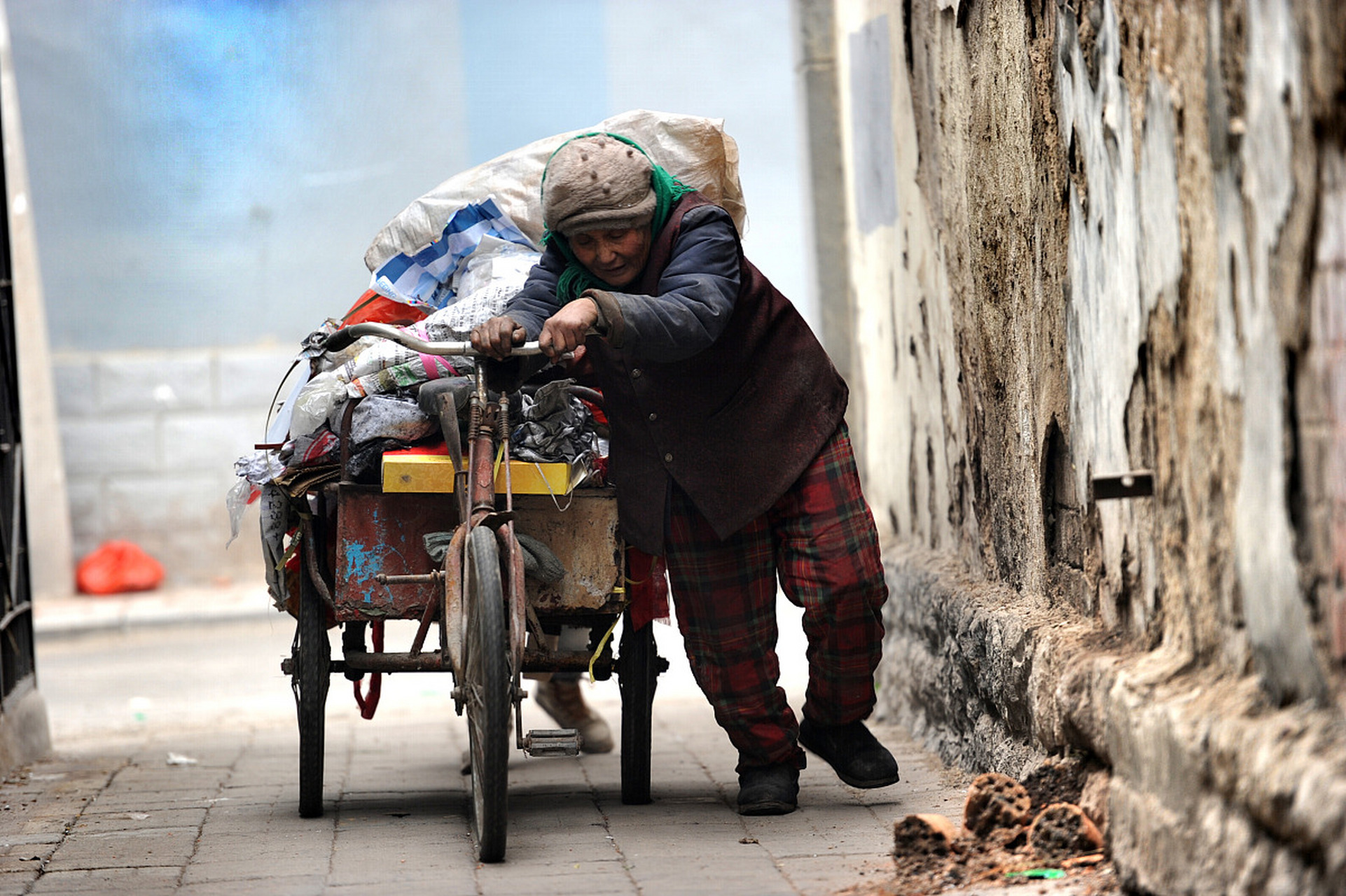 拾荒老人喝瓶内剩水,男子抹泪买水相送!