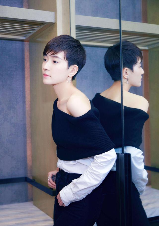 焦俊艳晒同学聚会照片,没想到她的同学竟然都是顶级流量