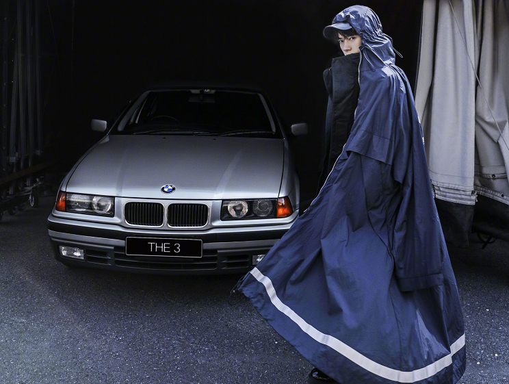 易烊千玺登杂志"时尚芭比",帅哥开豪车载靓妹:人生不设限!