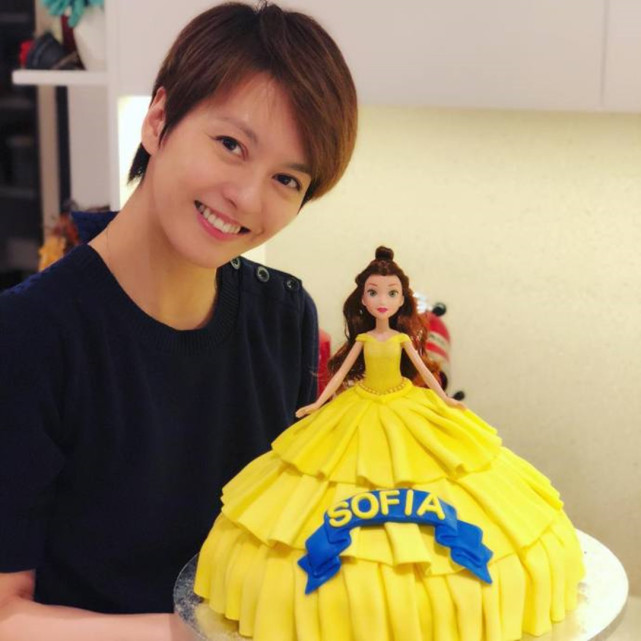 梁咏琪亲手为混血女儿做生日蛋糕,3岁sofia超可爱