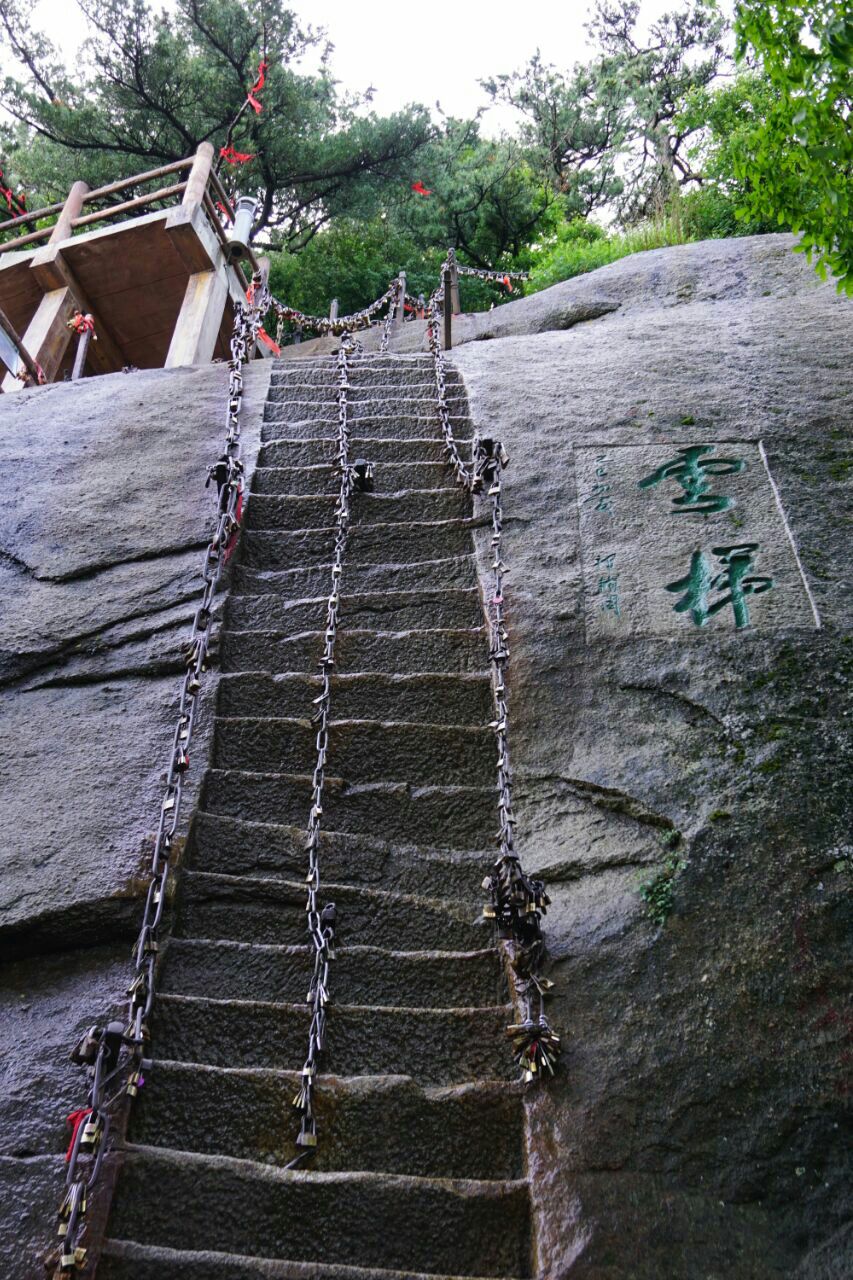 华山自古以来都有"奇险天下第一山"的说法,所以华山的险峻在众山之中