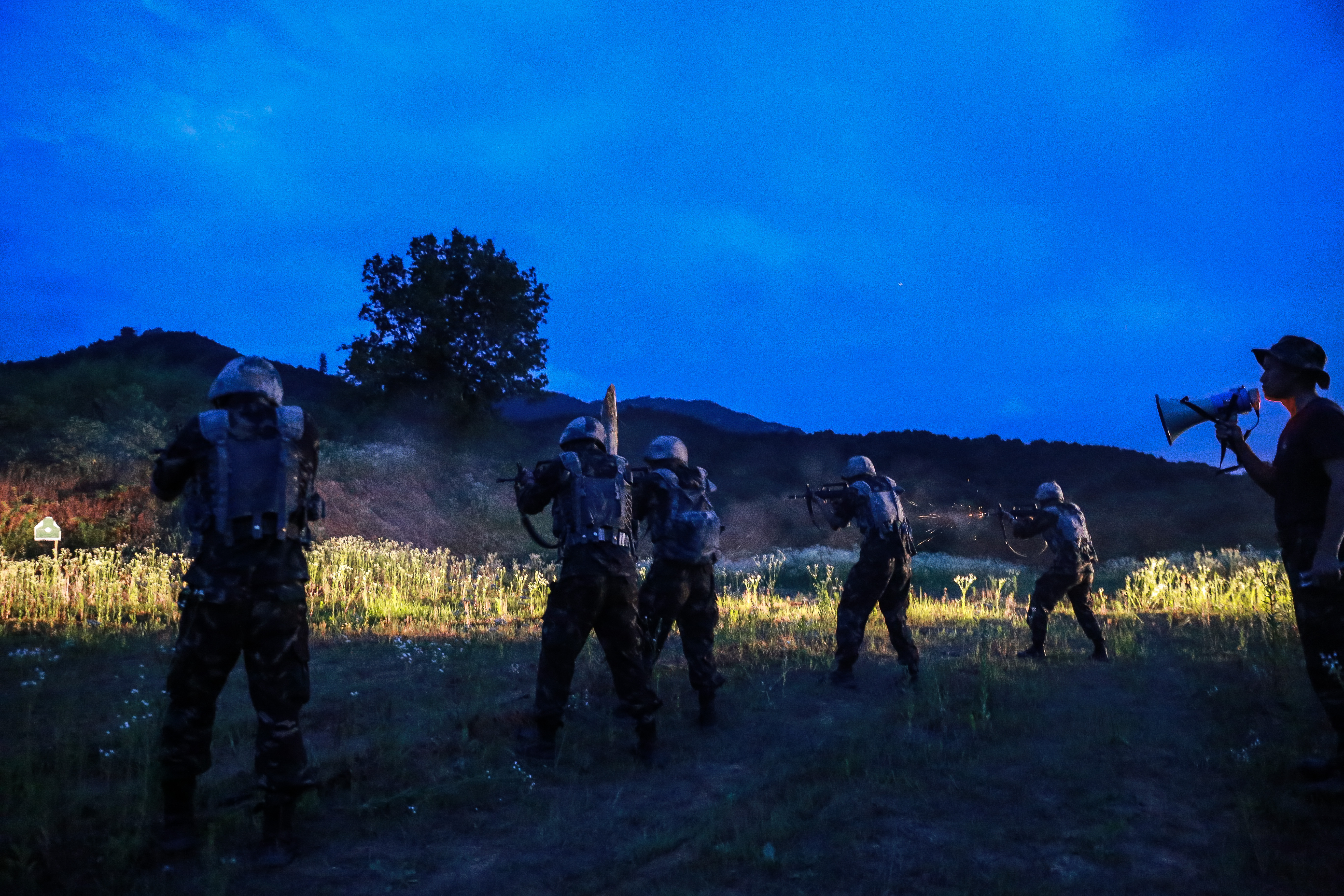 "猎人"出击——空军"猎人"集训队60小时多课目极限训练掠影(4)