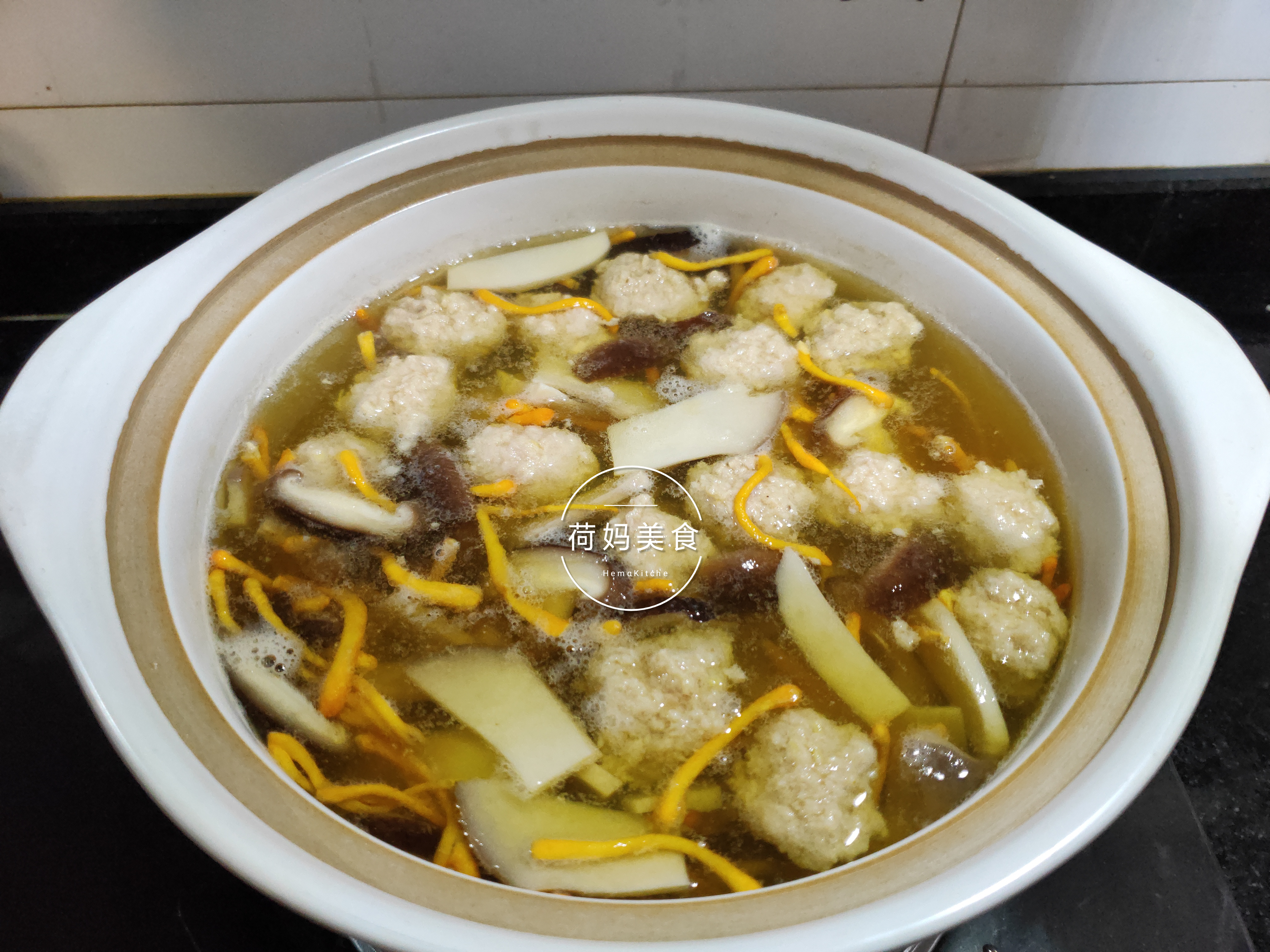 菌菇肉丸汤,营养丰富,鲜香好喝,一滴油都没放,煮一煮就上桌