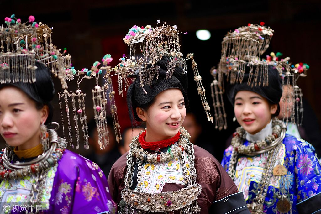 侗族姑娘身着节日盛装  踩芦笙堂喜迎新春