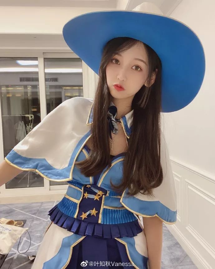美女主播叶知秋直播拍写真 傲人身材让人难顶!3a组合解散?